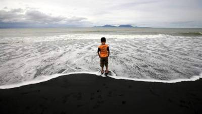 Un niño camina por la orilla en una playa del océano Índico. EFE/Archivo