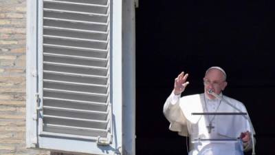 El Papa Francisco hace un gesto mientras se dirige a los fieles desde la ventana del palacio apostólico que domina la plaza de San Pedro durante la oración semanal del Ángelus