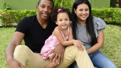 Buba posa para el lente de LA PRENSA junto a su esposa Karla y su pequeña hija Leah Valentina.