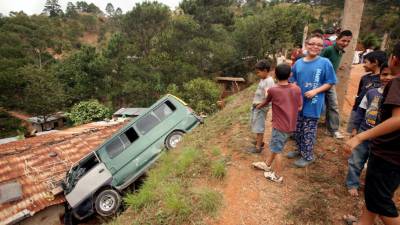 El microbús quedó sobre el techo de la vivienda en Los Pinos.