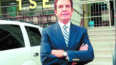 El presidente del PAC, Salvador Nasralla, llegó al TSE a notificar que no se inscribieron planillas para las internas.