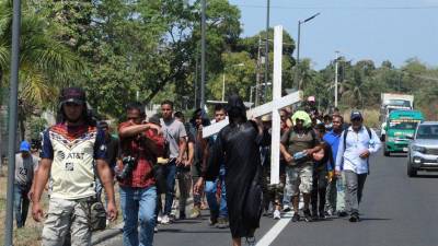 Un grupo de migrantes caminan en caravana hoy, por la ciudad de Tapachuca, estado de Chiapas.