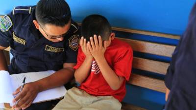 Pese a que el padre del menor ya sabía que este se encontraba en la estación de Policía no acudió a verlo. Fotos: Jordan Perdomo.