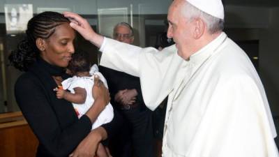 El papa le dio su bendición a la mujer sudanesa y a su bebé.