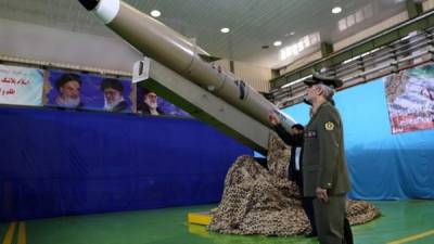 Fotografía cedida por el despacho del Ministerio de Defensa iraní que muestra al ministro Defensa de Irán, Amir Hatami (d), durante la presentación de un nuevo misil de corto alcance en Teherán (Irán) hoy, 13 de agosto del 2018. EFE/DESPACHO DEL MINISTERIO DE DEFENSA DE IRÁN