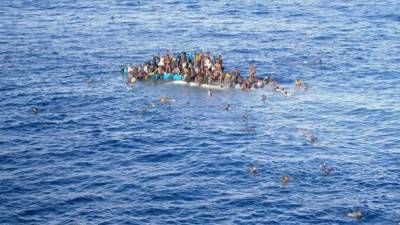 Los inmigrantes se dirigían hacia Italia en una pequeña barcaza.