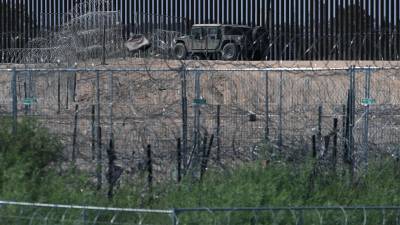 Una tercera barricadas de alambre de púas fue colocada en el muro fronterizo desde Ciudad Juárez, Chihuahua (México).