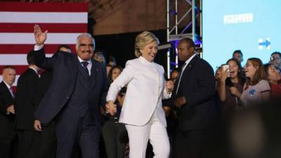 Fotografía del 19 de octubre de 2016 cedida por Star Productions y disponible hoy, jueves 20 de octubre de 2016, del cantante mexicano Vicente Fernández (i) y la candidata demócrata a la presidencia de Estados Unidos, Hillary Clinton (d), en Las Vegas, Nevada (Estados Unidos).