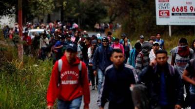 Los migrantes partieron esta mañana de Esquipulas hacia la capital de Guatemala, en el segundo día de recorrido./EFE.