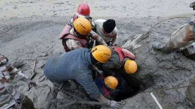 Cuerpos de socorro han efectuado labores de bíusqueda y rescate en la zona afectada por el deslave.
