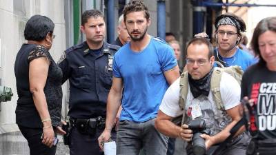 Fue detenido en Nueva York, tras comenzar a decir groserías y enfrentarse a los polícías.