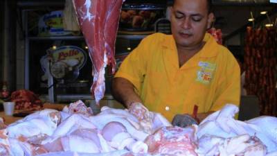 La libra de pollo se cotiza a 23 y 24 lempiras en los mercados. Foto: Cristina Santos.