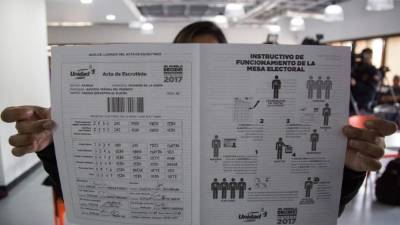 Vista de un instructivo de funcionamiento de la mesa electoral durante una rueda de prensa esta semana en Caracas, Venezuela. EFE