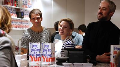 La actriz junto a su marido atendieron a los clientes que llegaron a comprar sus palomillas de maíz.