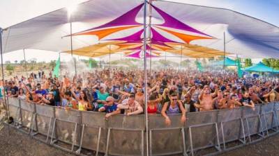 Miles es extranjeros asistieron al festival de música electrónica.