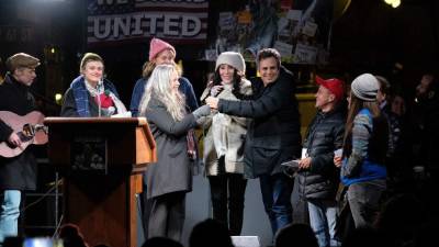 Mark Ruffalo y Cher se manifiestan en contra de Trump.