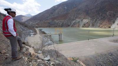 Un trabajador observa la presa Limón, en el cauce del río Huancabamba, en Olmos, Perú. EFE