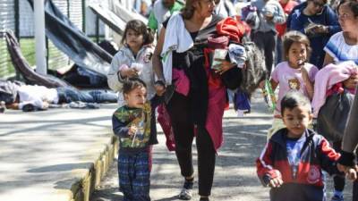 Padres han viajado en la caravana con sus pequeños dejando todo en busca de oportunidades. Foto: AFP/Archivo