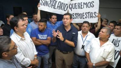 Los empleados de diario Tiempo aplaudieron la presencia del ministro Carlos Madero y los inspectores de Trabajo en San Pedro Sula a su llegada al lugar.