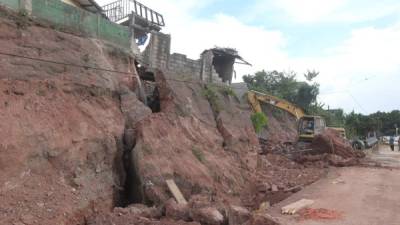 La maquinaria quitó parte de las piedras para evitar una tragedia.