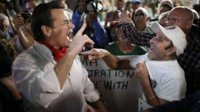 Los cubanos que viven en la pequeña Habana, Miami, se enfrentaron ayer por la decisión de EUA de suavizar el embargo a Cuba.