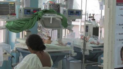 En la sala de recién nacidos del hospital de Choluteca los bebés están bajo observación.