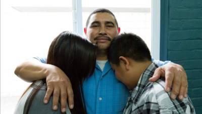 El inmigrante Salvadoreño Oscar Zavaleta (c) abraza a sus hijos María y Carlos, este 10 de diciembre, en Los Ángeles, Calfornia (EE.UU.). EFE