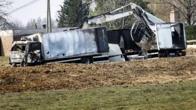 Varios vehículos calcinados fueron hallados en la autopista A6, cerca de la localidad de Avallon.