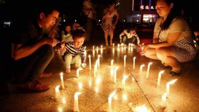 Familiares y amigos de los pasajeros del barco que naufragó en el río Yangzé asistieron ayer a una vigilia en Jianli, China. Eran 456 las personas que viajaban en el 'Estrella Oriental', y tan sólo 14 sobrevivieron a la catástrofe, entre ellas el capitán y el jefe de máquinas. EFE