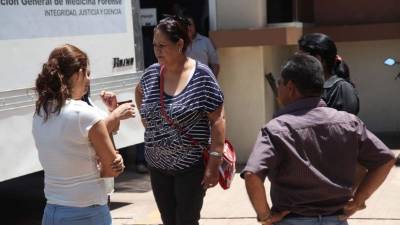 La esposa llegó desconsolada a recoger el cadáver.