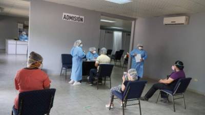 La asistencia de pacientes en los tres triajes de San Pedro Sula ha disminuido en las últimas semanas, de acuerdo a las autoridades de Salud. Fotos: José Cantarero