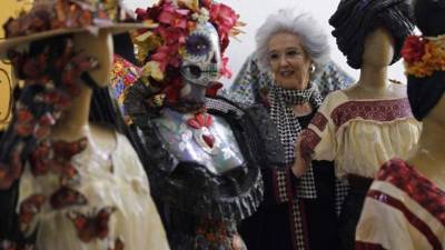 La diseñadora María Luisa de Chávez presentando su nueva colección.