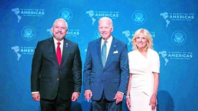 El canciller junto al presidente Joe Biden y su esposa.