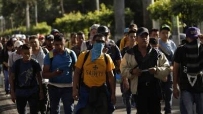 Unas 500 personas, con al menos 25 niños, salieron el domingo en caravana desde El Salvador con la intención de llegar hasta territorio estadounidense y las autoridades guatemaltecas reportaron este lunes el ingreso de al menos 356 salvadoreños. EFE