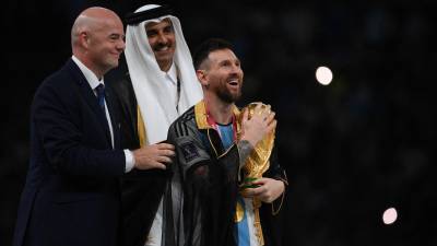 El ‘bisht’ causó furor en redes sociales luego de que Lionel Messi la utilizara para alzar la Copa del Mundo.