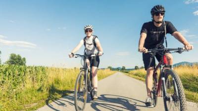 Andar en bicicleta una hora diaria puede ayudarle a mejorar su salud y su figura.