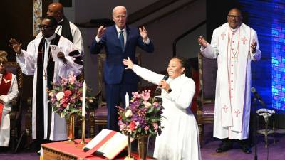 Biden visitó una iglesia afroamericana en Pensilvania previo a un mitin de campaña.