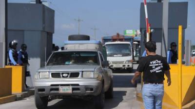 Por varias horas, los vehículos pudieron circular sin pagar, pero después se reanudó el cobro. Fotos: Cristina Santos
