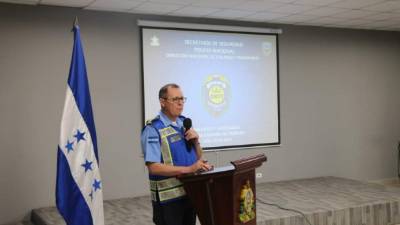 Momento en el que un oficial de la Policía ofrecía los datos sobre accidentes viales.