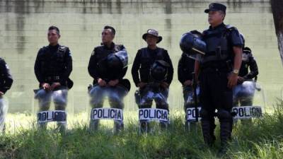 Guardias penitenciarios de la prisión Pavón vigilan el 18 de julio de 2016, en el exterior de la cárcel en Fraijanes (Guatemala). EFE.