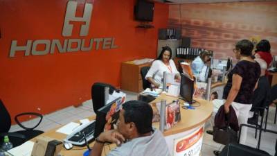Personas son atendidas en una de las oficinas de Hondutel. Foto: Archivo