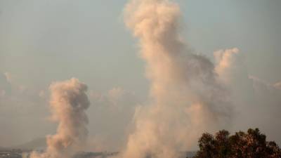 El humo se eleva tras un ataque aéreo en la parte norte de la Franja de Gaza, visto desde Sderot, sur de Israel, el 15 de noviembre de 2023.
