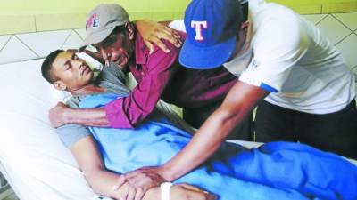 José Santos Rodríguez (padre) abraza a su hijo Nehemías Rodríguez en una clínica de Choluteca.