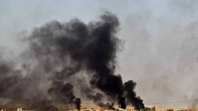 Columnas de humo en la aldea de Tall al-Tibah, a unos 30 kilómetros al sur de Mosul. Foto: Ahamd Al-Rubaye