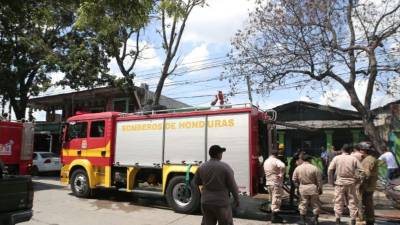 El cuerpo de bomberos acudió para sofocar las llamas.