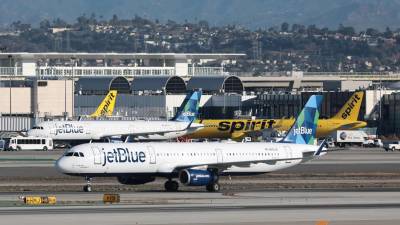 Una aeronave de JetBlue que volaba de Puerto Príncipe a Nueva York fue alcanzado por una bala.