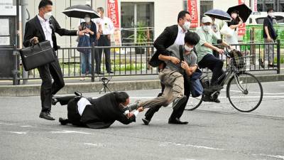 Agentes de seguridad mientras detienen al supuesto agresor de Shinzo Abe, muerto hoy por disparos en Nara. EFE