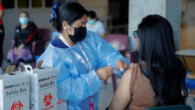 Una trabajadora de salud pone una vacuna contra el coronavirus en Tegucigalpa.