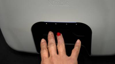Una persona usa el dispositivo Nimble Beauty de Nimble Beauty para pintarse las uñas durante la experiencia digital de Pepcom en el resort The Mirage durante el Consumer Electronics Show (CES) en Las Vegas, Nevada.