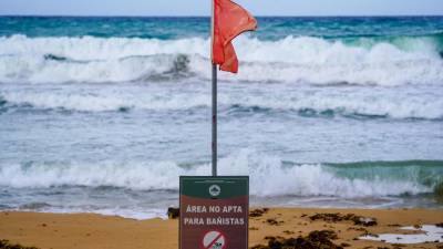Ernesto deja fuerte oleaje en las costas de Puerto Rico.